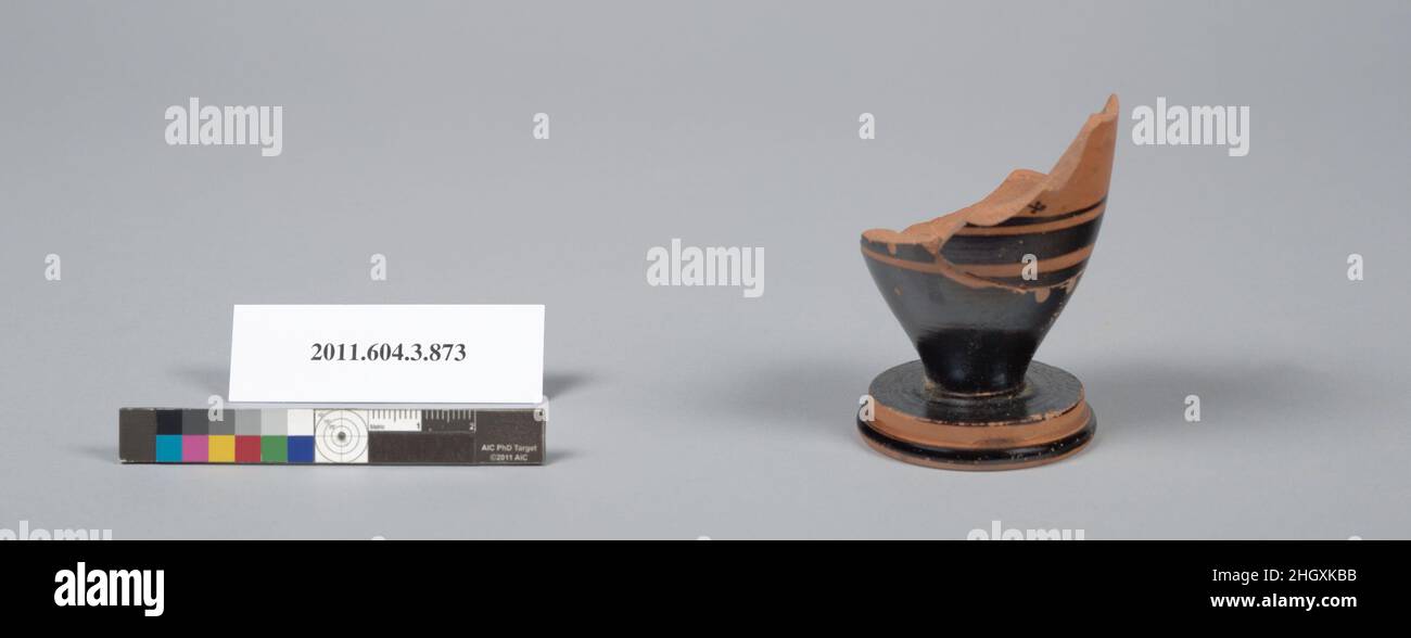 Terrakotta-Fragment eines Lekithos (Ölflasche) Ende 6th/Anfang 5th Jahrhundert v. Chr. Griechisch, Dachboden über der Grundlinie, Efeu?; unten, dickes Band der schwarzen Glasur zwischen zwei Bändern der Reserve; Fuß in zwei Grad; die Unterseite des Fußes hat miltos. Terrakotta-Fragment eines Lekithos (Ölflasche). Griechisch, Dachboden. Ende 6th/Anfang 5th Jahrhundert v. Chr.. Terrakotta; schwarze Figur. Archaisch. Vasen Stockfoto