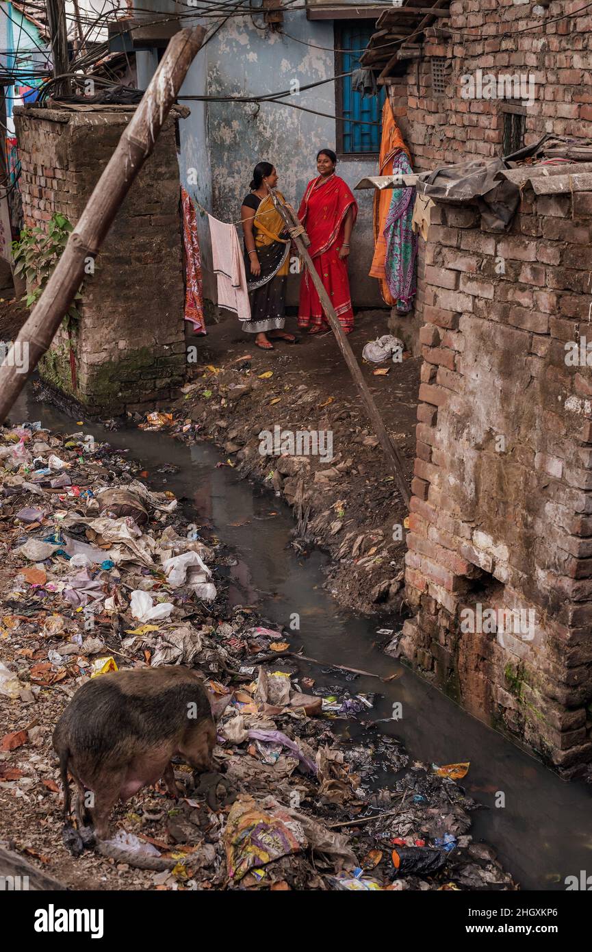 Zwei Dalit (unantastbare) Frauen in einem heruntergekommenen Slum am Stadtrand von Kalkutta, Indien Stockfoto