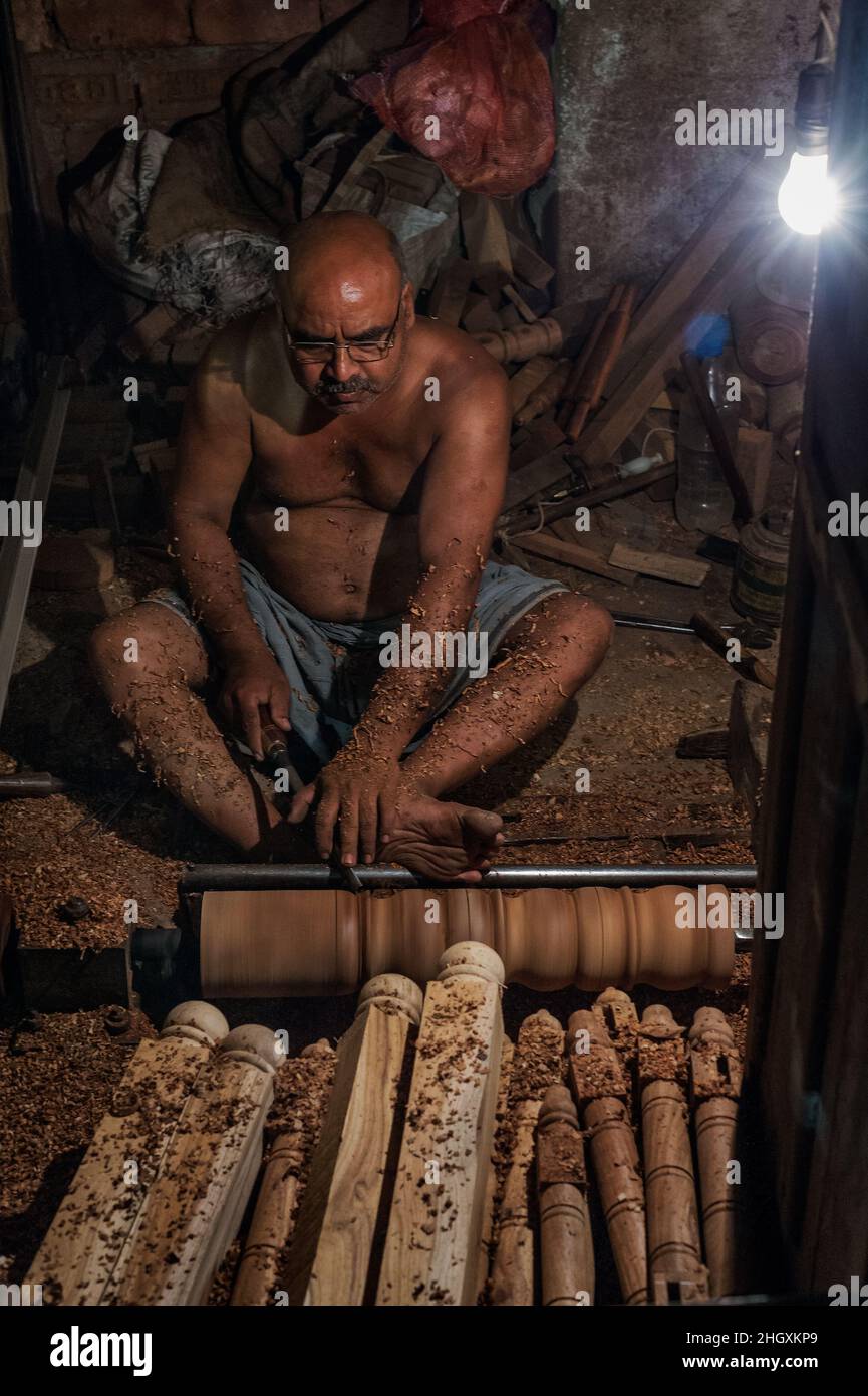 Holzbauer arbeitet in seiner Werkstatt in Kalkutta, Indien Stockfoto