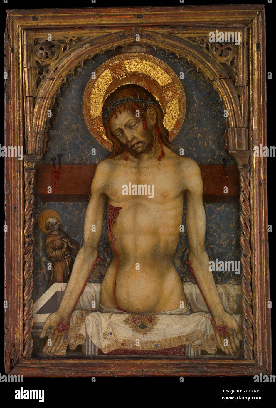 Der Mann der Schmerzen ca. 1430 Michele Giambono (Michele Giovanni Bono) Italienische Darstellung aufrecht in seinem Grab, seine Hände ausgestreckt, um seine Wunden, das Blut und die Dornenkrone als Relief dargestellt, dieser exquisit gerenderte Jesus wurde als Fokus für die Meditation konzipiert. Ein kleiner hl. Franziskus empfängt die Stigmata und wird zum Ersatz für den Betrachter. Aufwendig gerahmt, mit der Rückseite bemalt, um Porphyr zu imitieren – ein Stein mit kaiserlichen Assoziationen – wäre das Bild ein kostbares Objekt der Hingabe gewesen, vielleicht für einen Franziskanerbrüder. Das Muster auf dem verschlechterten Hintergrund Stockfoto Der Mann der Schmerzen ca. 1430 Michele Giambono (Michele Giovanni Bono) Italienische Darstellung aufrecht in seinem Grab, seine Hände ausgestreckt, um seine Wunden, das Blut und die Dornenkrone als Relief dargestellt, dieser exquisit gerenderte Jesus wurde als Fokus für die Meditation konzipiert. Ein kleiner hl. Franziskus empfängt die Stigmata und wird zum Ersatz für den Betrachter. Aufwendig gerahmt, mit der Rückseite bemalt, um Porphyr zu imitieren – ein Stein mit kaiserlichen Assoziationen – wäre das Bild ein kostbares Objekt der Hingabe gewesen, vielleicht für einen Franziskanerbrüder. Das Muster auf dem verschlechterten Hintergrund Stockfoto