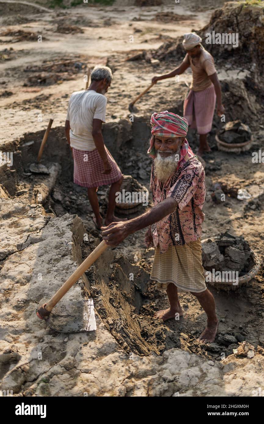 Dalit (unantastbare) Arbeiter in einer Ziegelfabrik am Stadtrand von Kalkutta in Indien. Die Arbeitsbedingungen sind sehr hart. Stockfoto