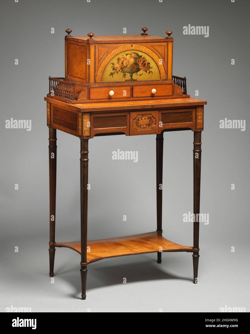 Schreibschrank ca. 1790 Briten. Schreibschrank. Britisch. Ca. 1790. Satinholzfurnier, mit anderen Hölzern eingelassen, bemalte Dekoration. Holzmöbel Stockfoto