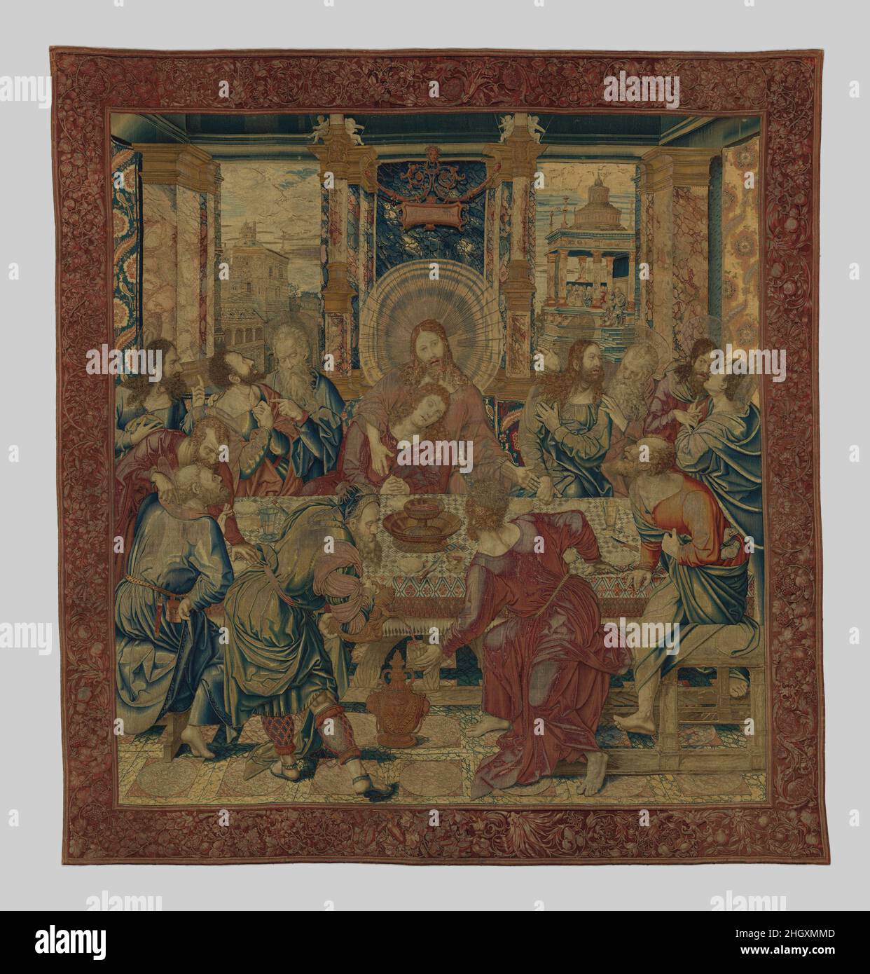 Das letzte Abendmahl ca. 1525–28 Entworfen von Bernard van Orley Niederländisches Abendmahl ist Teil einer Serie von vier Wandteppichen, die um 1520 entworfen wurden und die Passion Christi illustrieren und möglicherweise für den Herzog von Alba gewebt wurden. Entworfen von Bernaert van Orley, der Hofmaler der Margarete von Österreich, ist die Szene in einer aufwendigen italienischen Renaissance-Loggia, durch die andere klassisch inspirierte Gebäude im Hintergrund sichtbar sind. Die Liebe zum dekorativen Detail, die sich an den Marmorpiers, der gemusterten Tischdecke und den fiktiven Wandbehängen zeigt, signalisiert den flämischen Geschmack für r Stockfoto