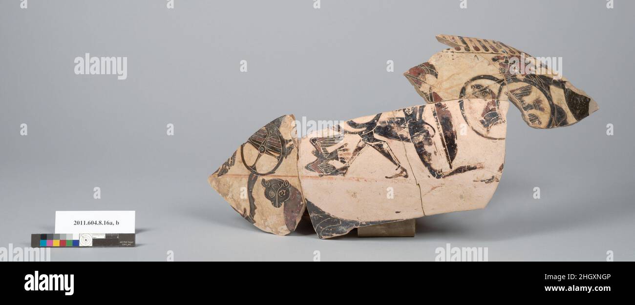 Terrakotta-Fragmente eines Kraters 3rd Viertel des 6th Jahrhunderts B.C. Griechisch, korinthisch auf der Griffplatte, eine Sirene nach rechts; an den Seiten der Griffplatte, ein Mäander; unter dem Hals, ein Band von Zungen; Rechts vom Stiel links ein Teil des Kopfes, des Halses und der Brust eines Pferdes; das zweite Fragment aus dem Körper des Kraters hat oben ein Band aus Zungen, abwechselnd in roter und brauner Glasur; Hufe und Pferdeschwänze, die einen Wagen ziehen?; Auf dem Wagen, Unterkörper einer drapierten, Rückenfigur; Vogel fliegt nach links; Unterschenkel eines gefetteten Kriegers nach links, mit Schild; ein helmgeganter Krieger Stockfoto