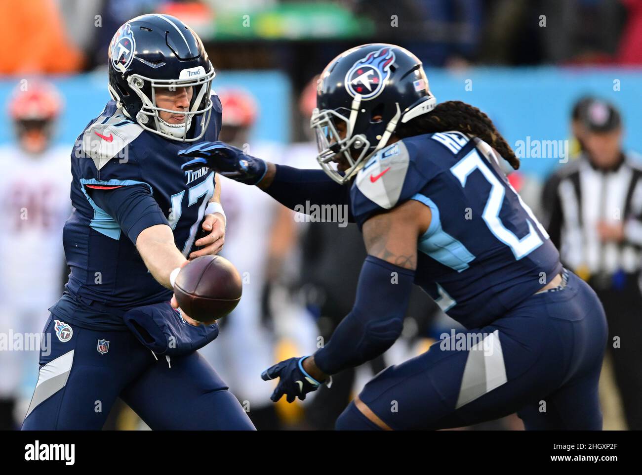 Tennessee Titans Quarterback Ryan Tannehill (17) übergibt sich während der ersten Hälfte eines NFL-Divisional Playoff-Spiels am Samstag, den 22. Januar 2022, an Trunning, Derrick Henry (22) im Nissan Stadium in Nashville, Tennessee. Foto von David Tulis/UPI Stockfoto
