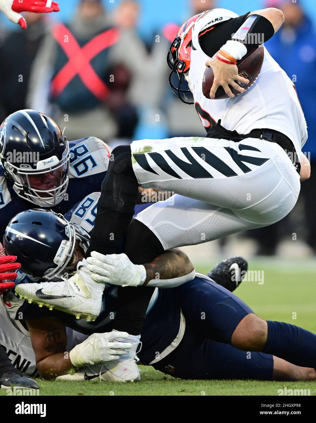 Der Quarterback Joe Burrow (9) von Cincinnati Bengals wird von Harold Landry (58) und Jeffery Simmons (98) von Tennessee Titans während der ersten Hälfte eines Spiels der NFL-Division im Nissan Stadium in Nashville, Tennessee, am Samstag, dem 22. Januar 2022, als Schuh angegangen. Foto von David Tulis/UPI Stockfoto