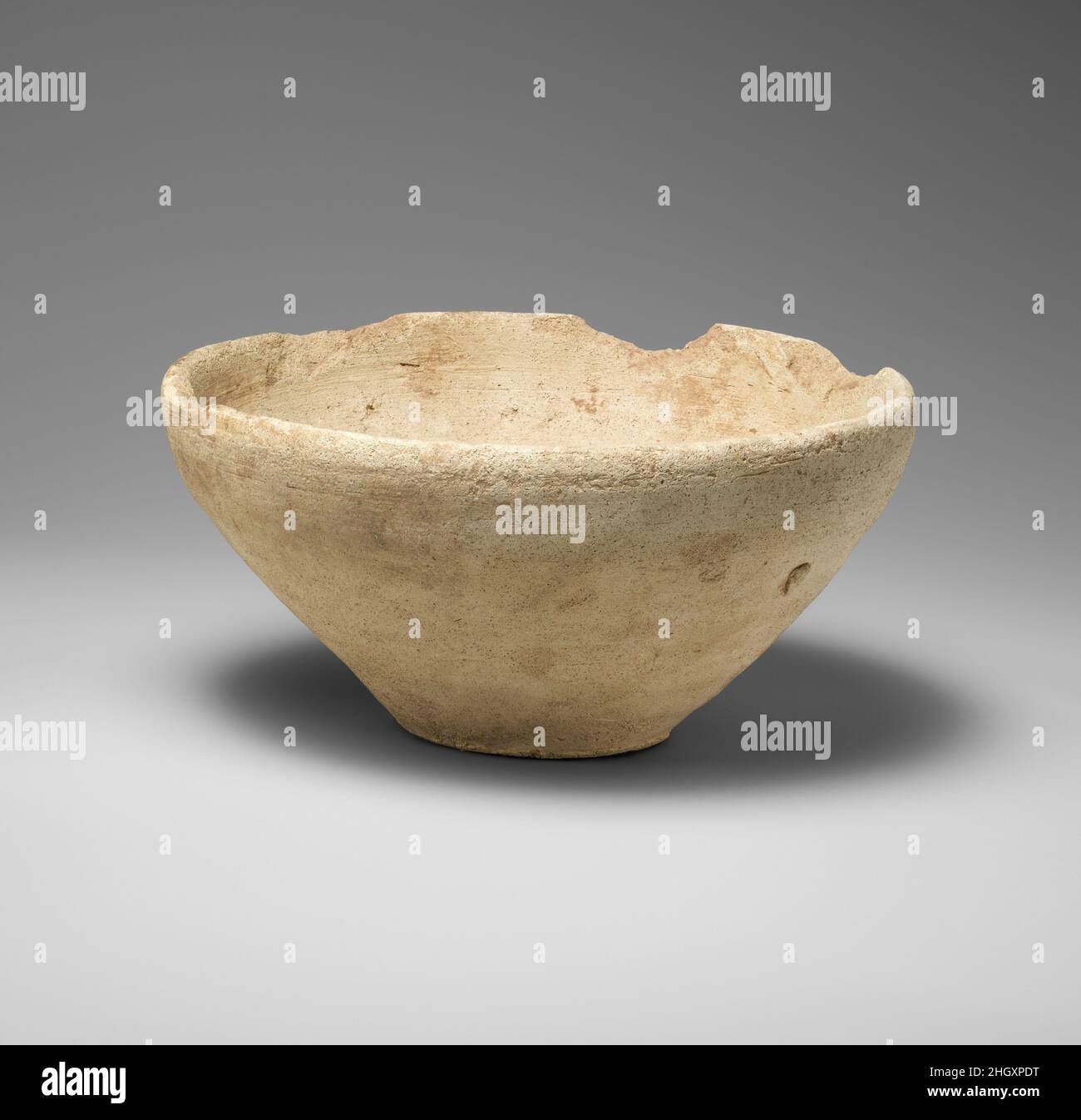 Schüssel ca. 3rd–7th Jahrhundert A.D. Sasanian Plain unglasierte Keramik, wie diese cremefarbene Schale, sind die häufigste Art von Keramik, die während der Sasanian Periode gefunden wurde. Diese einfachen Gefäße waren Teil des alltäglichen Haushaltsmaterials. Da Keramikmaterial so langlebig ist, gehören Tonartefakte zu den am häufigsten zurückgewonnenen Materialien in den archäologischen Aufzeichnungen. Die Schale wurde aus einem Haus am Standort von Ma’aridh IV im Gebiet Ctesiphon ausgegraben. Die Stadt Ctesiphon lag am Ostufer des Tigris-Flusses, 20 Meilen (32 km) südlich des modernen Bagdad im Irak. Es blühte für mehr Th Stockfoto