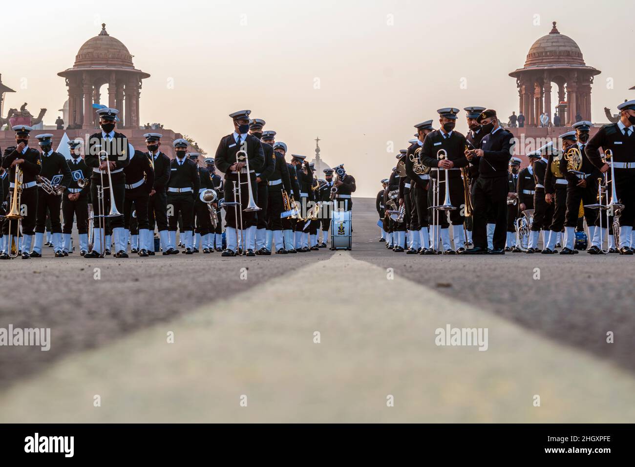 Neu-Delhi, Delhi, Indien. 21st Januar 2022. Soldaten der indischen Marine wurden vor der Parade zum Republic Day in Rajpath in Neu-Delhi, Indien, bei der Probe für die Verschlagende Retreat-Zeremonie gesehen. (Bild: © Mohsin Javed/Pacific Press via ZUMA Press Wire) Stockfoto