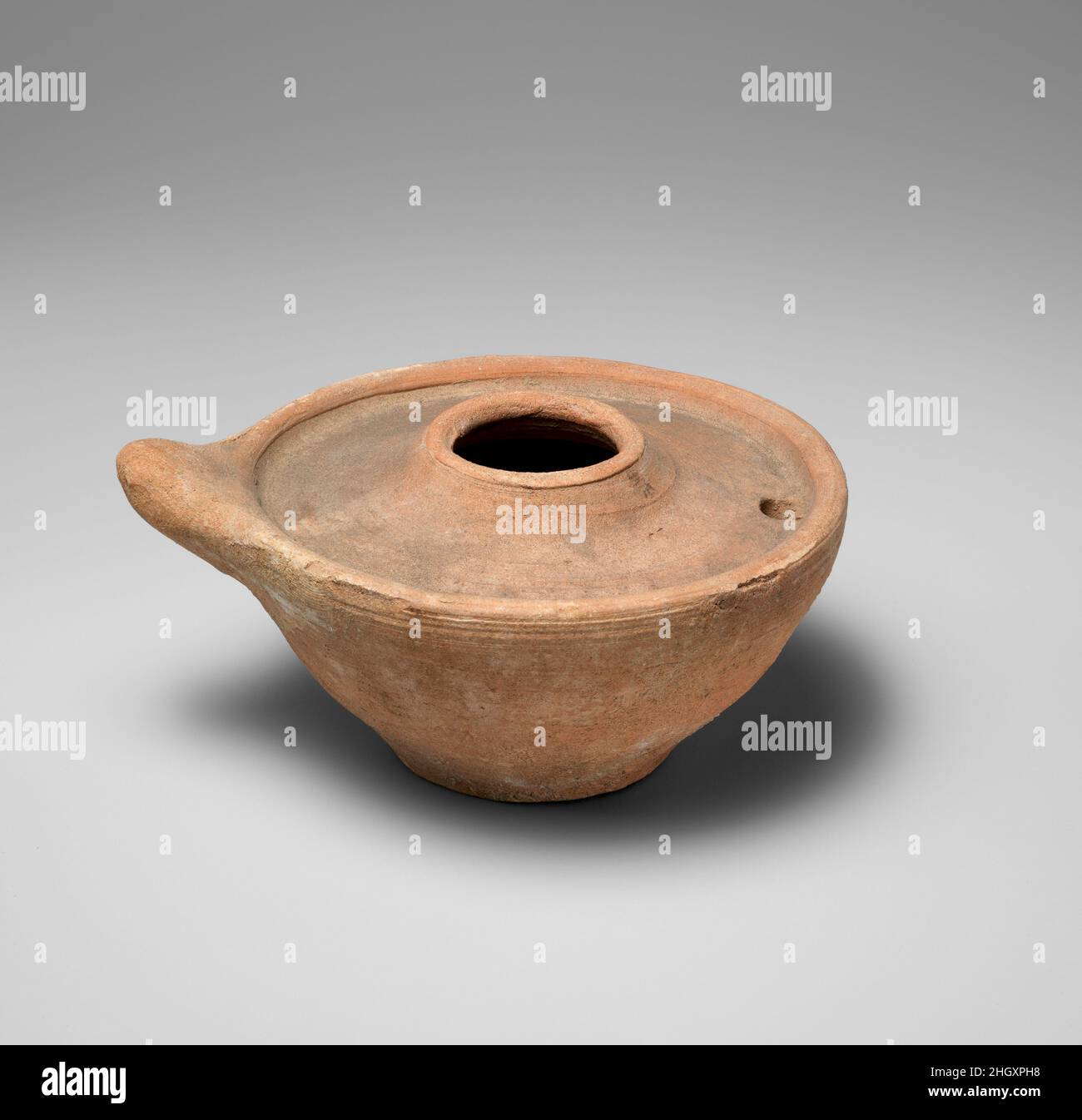 Lampe ca. 3rd–7th. Jahrhundert n. Chr. Sasanian kleine Lampen, wie dieses Beispiel aus unglasierten Keramik, wären mit Öl gefüllt worden und hätten einen kleinen Docht durch das Loch in der Nähe des Randes geschraubt. Der Laschen-Griff dient zum Aufnehmen oder Bewegen der Lampe. Die Lampe wurde aus einem Haus am Standort von Ma’aridh II im Gebiet Ctesiphon ausgegraben. Ein sehr ähnliches Beispiel wurde im nahe gelegenen Taq-i Kisra Palast (32.150.170) gefunden. Die Stadt Ctesiphon lag am Ostufer des Tigris-Flusses, 20 Meilen (32 km) südlich des modernen Bagdad im Irak. Es blühte seit mehr als 800 Jahren als Hauptstadt des Par Stockfoto