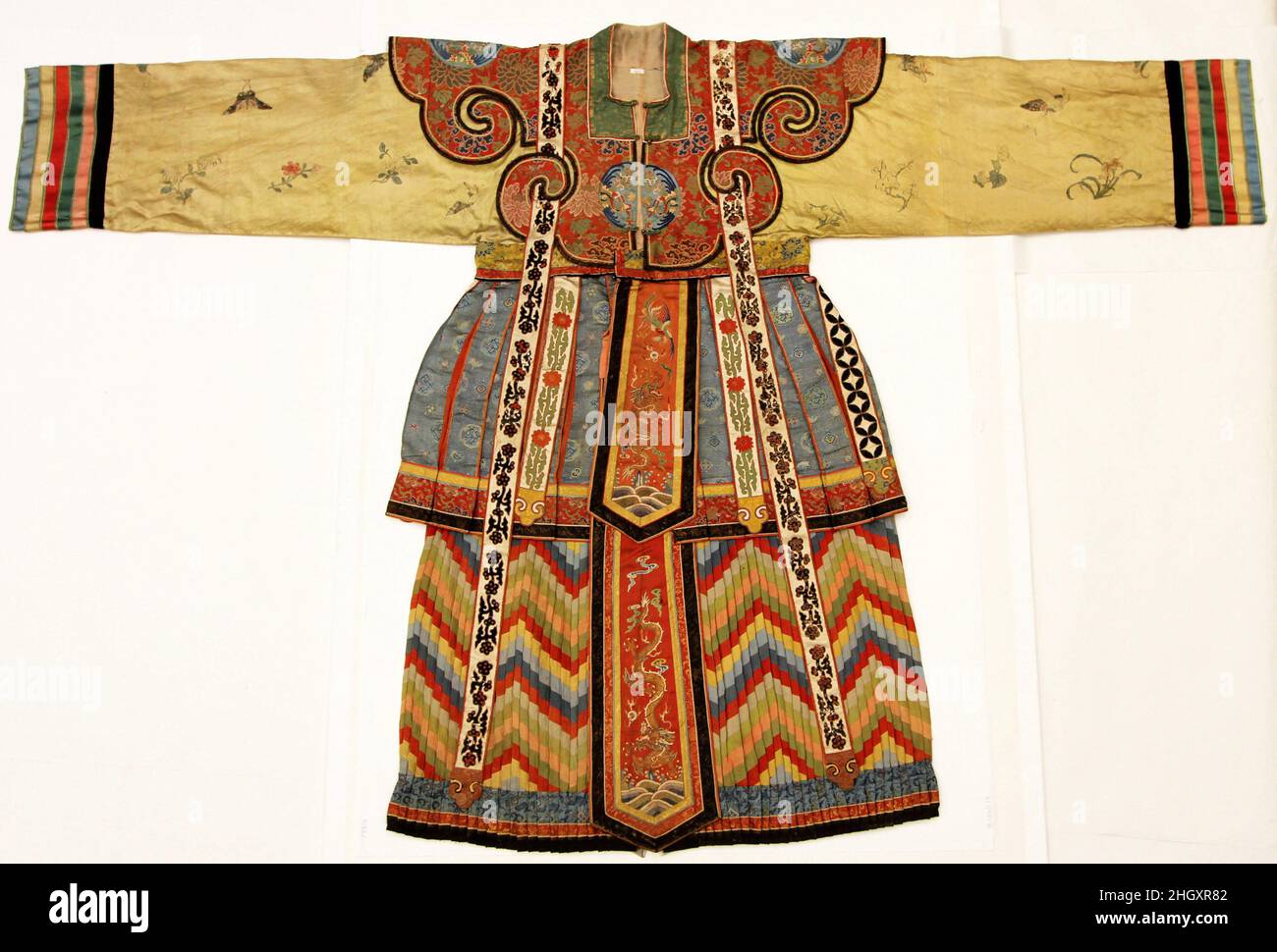 Theater Robe für Schauspieler 18th Jahrhundert China. Theaterrobe für Schauspieler. China. 18th Jahrhundert. Gemusterte Seide, in Seide bestickter Satin, in Gold gewickelte Seide auf Satin appliziert. Kostüme Stockfoto