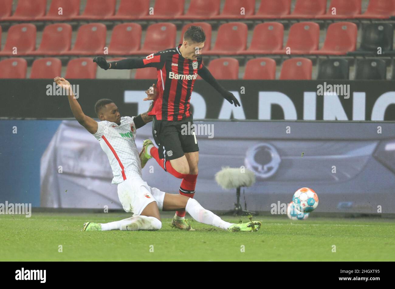 Leverkusen, Deutschland. 22nd Januar 2022. Bundesliga, Matchday 20, Bayer 04 Leverkusen - FC Augsburg, Reece Oxford (Augsburg), Patrik Schick (B04) Kampf um den Ball. Quelle: Jürgen Schwarz/Alamy Live News Stockfoto