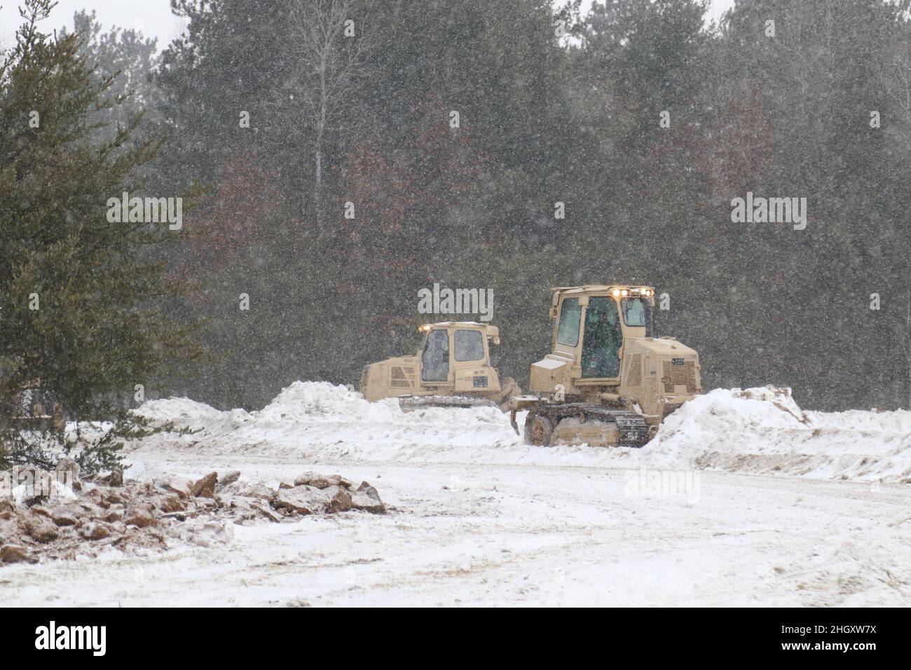 GREYLING, mich. – US-Armeesoldaten des 173rd Engineer Bataillon, 32nd Infantry Brigade Combat Team, Wisconsin National Guard, bauen während des Northern Strike 22-1 am 21. Januar 2022 eine Vorwärtsoperationsbasis mit mehrschichtiger Verteidigung auf. „Winterstreik“ ist eine vom National Guard Bureau gesponserte Übung, die Dienstmitglieder aus mehreren US-Bundesstaaten und Partnereinheiten vom 21. Bis 30. Januar 2022 im Camp Greyling Joint Maneuver Training Center und im Alpena Combat Readiness Training Center in Michigan vereint, die zusammen das National All-Domain Warfighting Center (NADWC) (USA) umfassen Armee National Guar Stockfoto