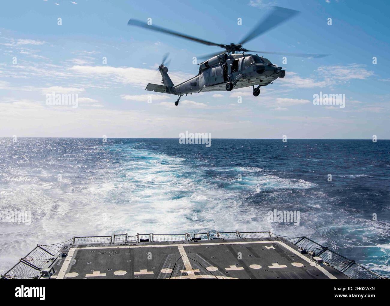 PHILIPPINISCHES MEER (Jan 21, 2022) ein MH-60s Sea Hawk Hubschrauber, der den „Chargers“ des Helicopter Sea Combat Squadron (HSC) 14 zugewiesen wurde, hebt während des Flugbetriebs an Bord des Arleigh Burke-Klasse Lenkflugkörper-Zerstörers USS Gridley (DDG 101) das Flugdeck ab. Gridley ist Teil der US-Pazifikflotte und führt Schulungen durch, um eine freie und offene Region im Indo-Pazifik-Raum zu erhalten und zu schützen. (USA Navy Foto von Mass Communication Specialist 2nd Class Colby A. Mothershead) Stockfoto