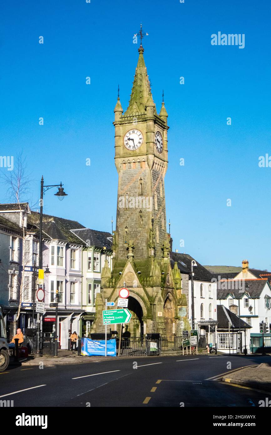 Machynlleth, Markt, Stadt, am, Rand, von, Snowdonia Nationalpark, Machynlleth ist eine Marktstadt, Gemeinde und Wahlabteilung in, Powys, Powys County, innerhalb der historischen Grenzen von Montgomeryshire. Es ist im Dyfi Valley an der Kreuzung der A487 und der A489 Roads.IT ist ein berühmter Uhrturm, Machynlleth Town Clock, das, Symbol, der, der, Stadt. Die Stadt, ist bekannt, für, seine, Alternative, Öko, Umwelt, Lebensstil, Lebensstil. Rural, Landschaft, Landschaft, in, auf, AT, Snowdonia, Snowdonia National Park, Mid Welsh, North, West, Wales, Großbritannien, Großbritannien Stockfoto