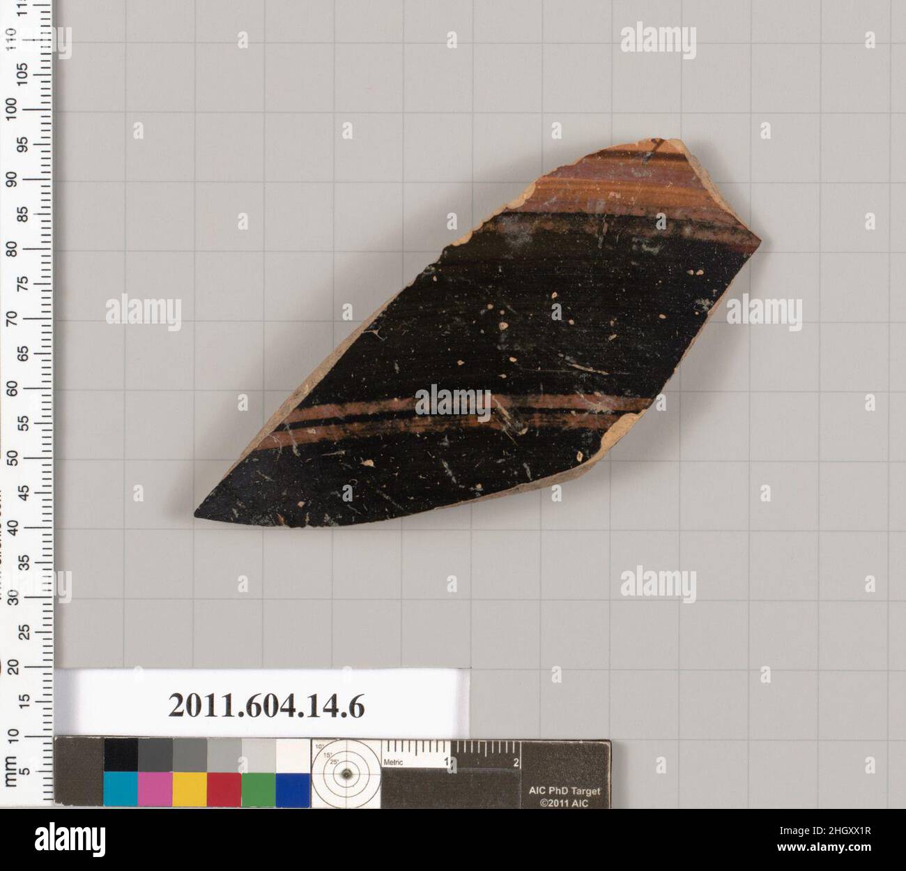 Terrakotta-Fragment einer Amphore? 6th. Jahrhundert v. Chr.? Unbekannter Stoff Schwarz glasierte Fragmente aus einer Amphore mit zwei glasierten Linien am Boden. Terrakotta-Fragment einer Amphore?. Unbekannter Stoff. 6th Jahrhundert v. Chr.?. Terrakotta. Vasen Stockfoto