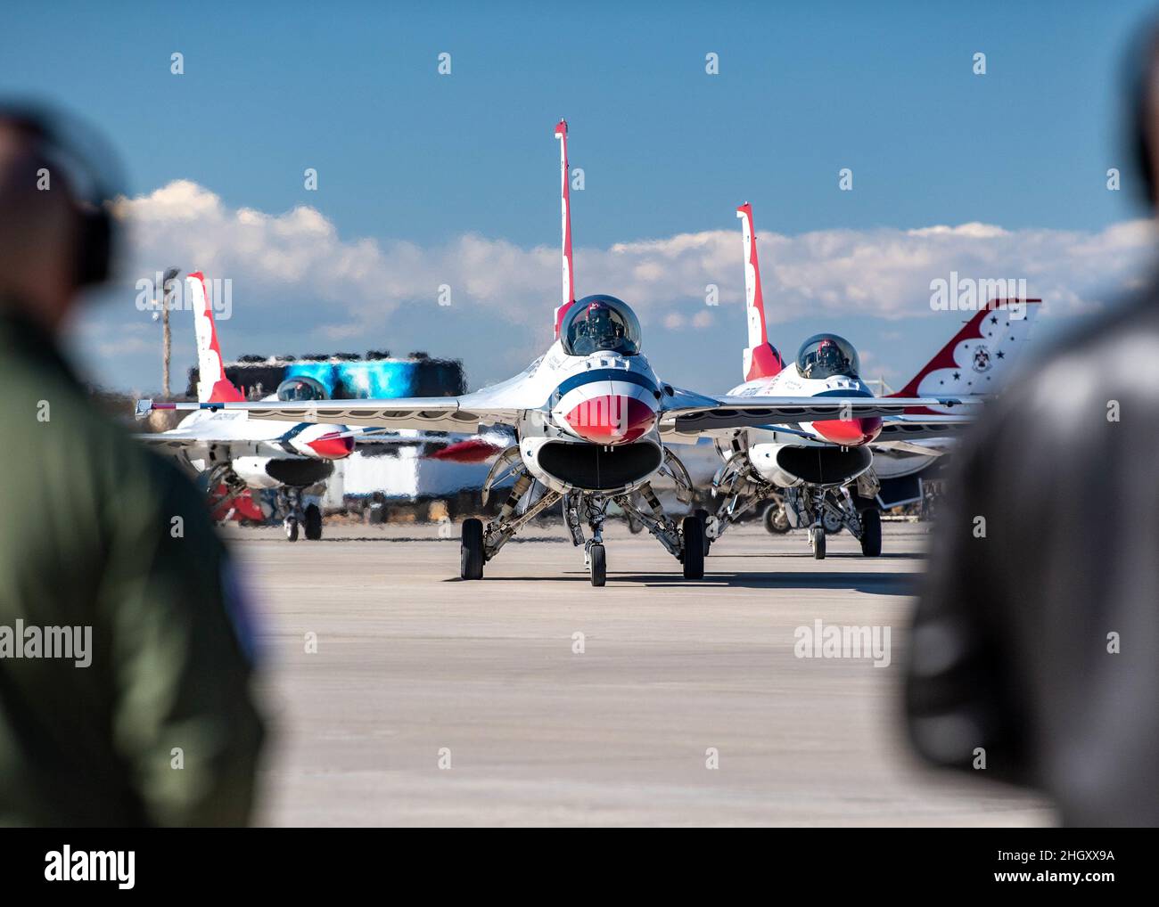 Das United States Air Force Air Demonstration Squadron „Thunderbirds“ übt während der ersten Wintertrainingsreise des Teams am 20. Januar 2021 im Spaceport America, New Mexico. Diese Reise bietet dem Team einen Monat lang Airshow-Praxis in verschiedenen Bedingungen und Gelände. (USA Air Force Foto von Tech. Sgt. Nicolas Myers) Stockfoto