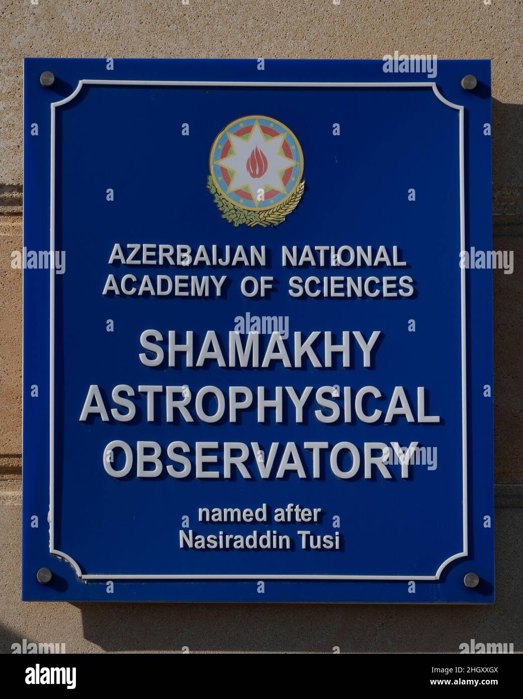 Shamakhi, Aserbaidschan - Januar 07 2022- Namenstafel des Shamakhy-Gebäudes für astrophysikalische Observatorien. Stockfoto