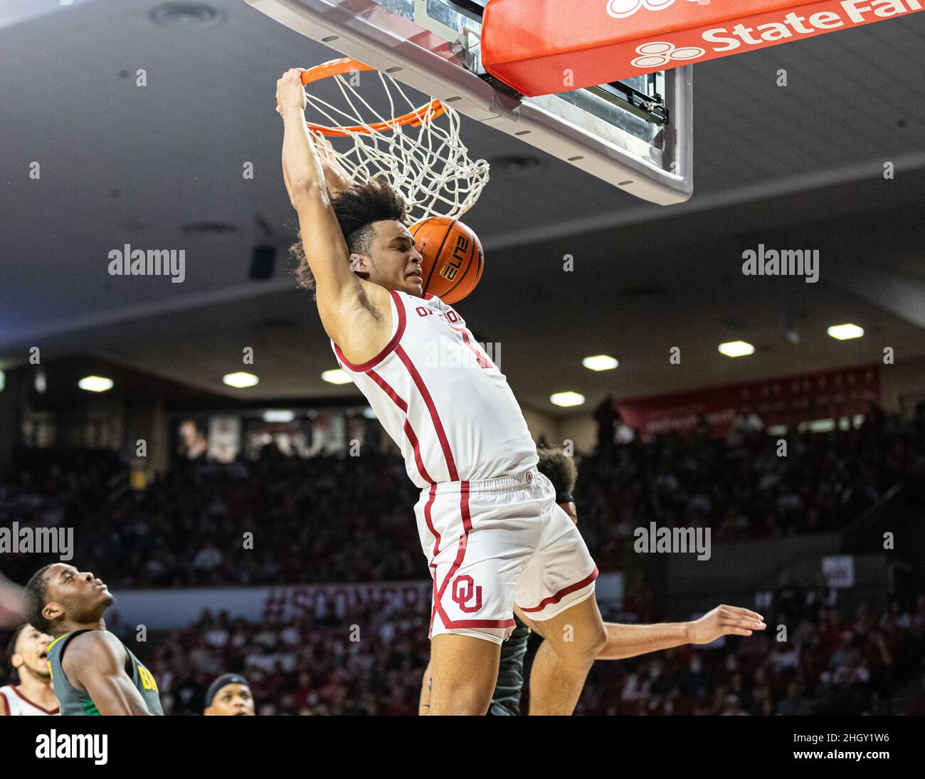 Norman, Oklahoma, USA. 22nd Januar 2022. Oklahoma Sooners Forward Jalen Hill (1) spielt am Samstag, den 22. Januar 2022, im Lloyd Noble Center in Norman, Oklahoma, einen harten Slam-Dunk, als er die Baylor Bear-Verteidiger passiert. (Bild: © Nichola Rutledge/ZUMA Press Wire) Stockfoto