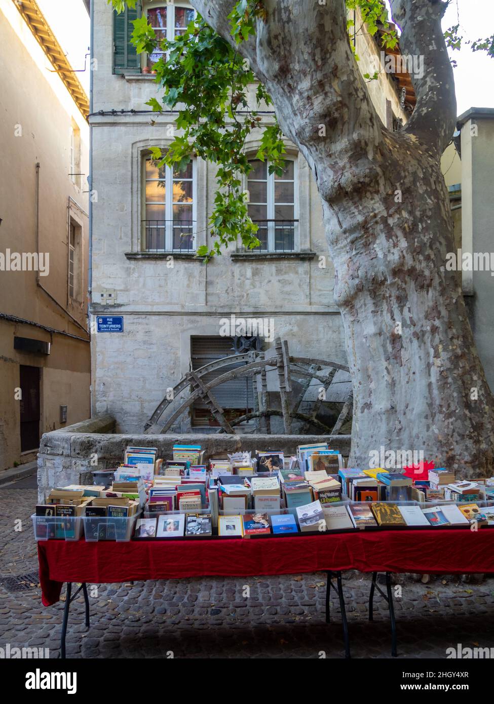 Alte Bücher stehen in den Straßen von Avignon Stockfoto