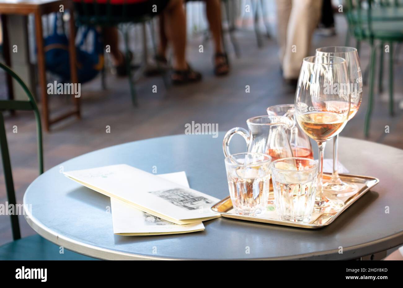 Silbernes Tablett mit Weißwein in einem malerischen europäischen Café im Sommer, Salzburg, Österreich Stockfoto