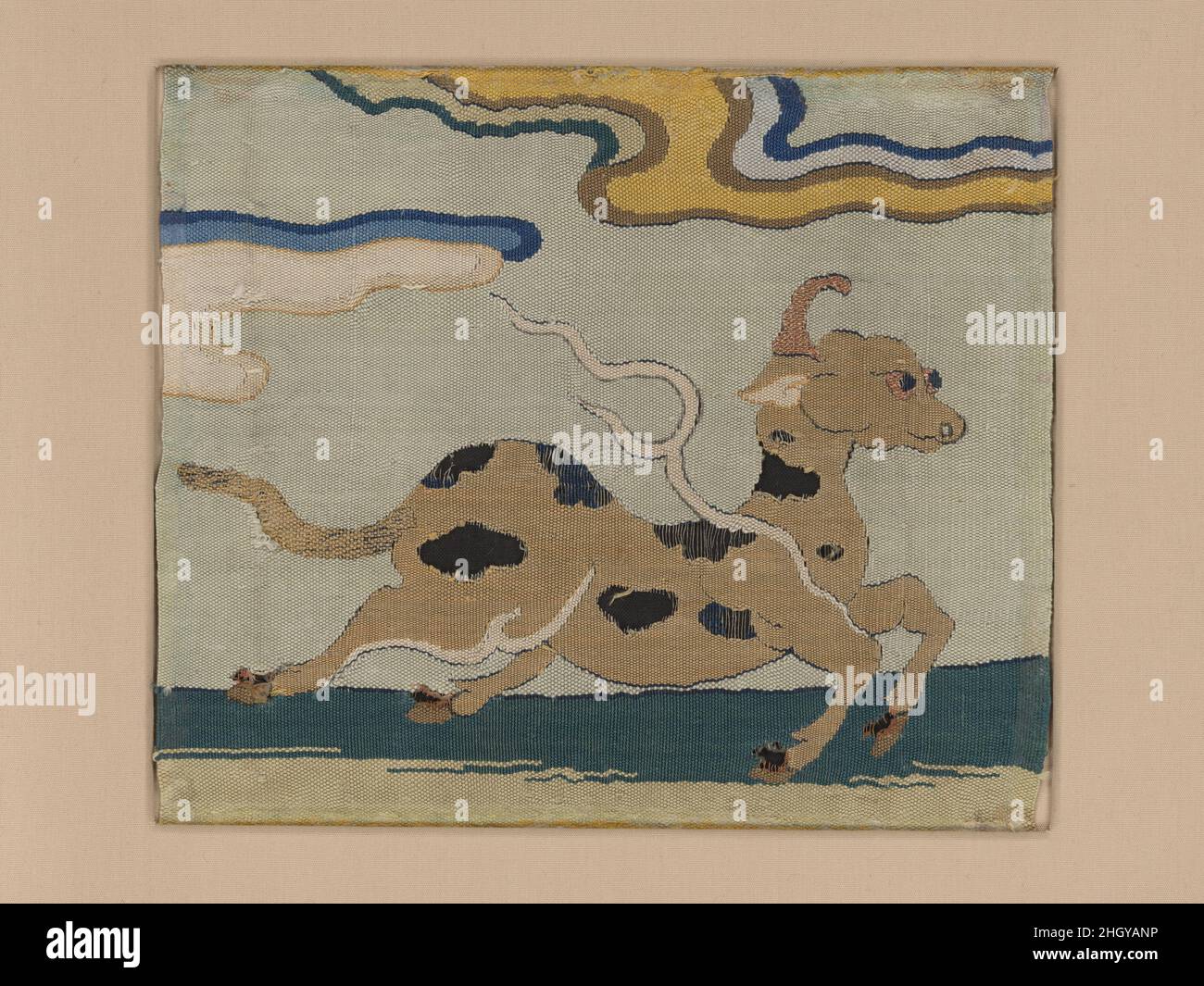 Quadrat mit fantastischem Animal China Gold-Faden akzentuiert die Augen und das einzelne geschwungene Horn dieses getupften deerähnlichen Tieres, und die flammenartigen Ausstrahlungen, die von seinem Körper ausgehen, verkünden seinen übernatürlichen Status. Sie verläuft durch eine abstrahierte Landschaft mit Wolken über dem Kopf und einer niedrigen Grundlinie. Platz mit fantastischem Tier. China. Tapisserie aus Seide und Metallfäden (Kesi). Ming-Dynastie (1368–1644). Textilien Und Wandteppiche Stockfoto