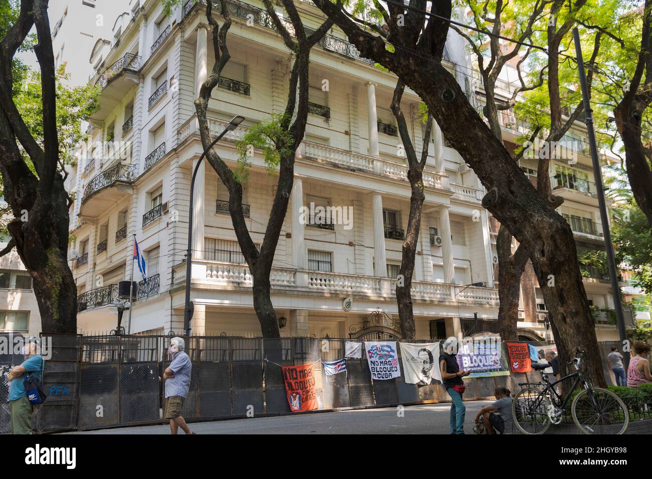 Ciudad de Buenos Aires, Argentinien. 21st Januar 2022. Die Botschaft Kubas wurde von den Protesten umschlossen, die für die Freiheit der Gefangenen bei den Demonstrationen vom 11. Juli 2021 in Kuba gehalten werden sollen. (Bild: © Esteban Osorio/Pacific Press via ZUMA Press Wire) Stockfoto