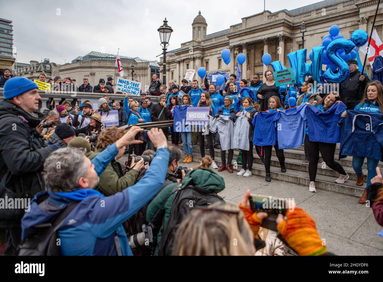 London, Großbritannien. 22nd Januar 2022. Während der Demonstration versammeln sich die Medien, um Mitarbeiter des Gesundheitsdienstes auf dem Trafalgar Square zu fotografieren. Während einer weltweiten Kundgebung für die Freiheit marschierten die Demonstranten durch das Zentrum Londons und protestierten gegen die staatlichen Beschränkungen im Zusammenhang mit Covid 19, einschließlich obligatorischer Impfungen, insbesondere mit NHS-Mitarbeitern, die möglicherweise mit dem Verlust ihres Arbeitsplatzes konfrontiert sind, wenn sie sich weigern, sich impfen zu lassen. Kredit: SOPA Images Limited/Alamy Live Nachrichten Stockfoto