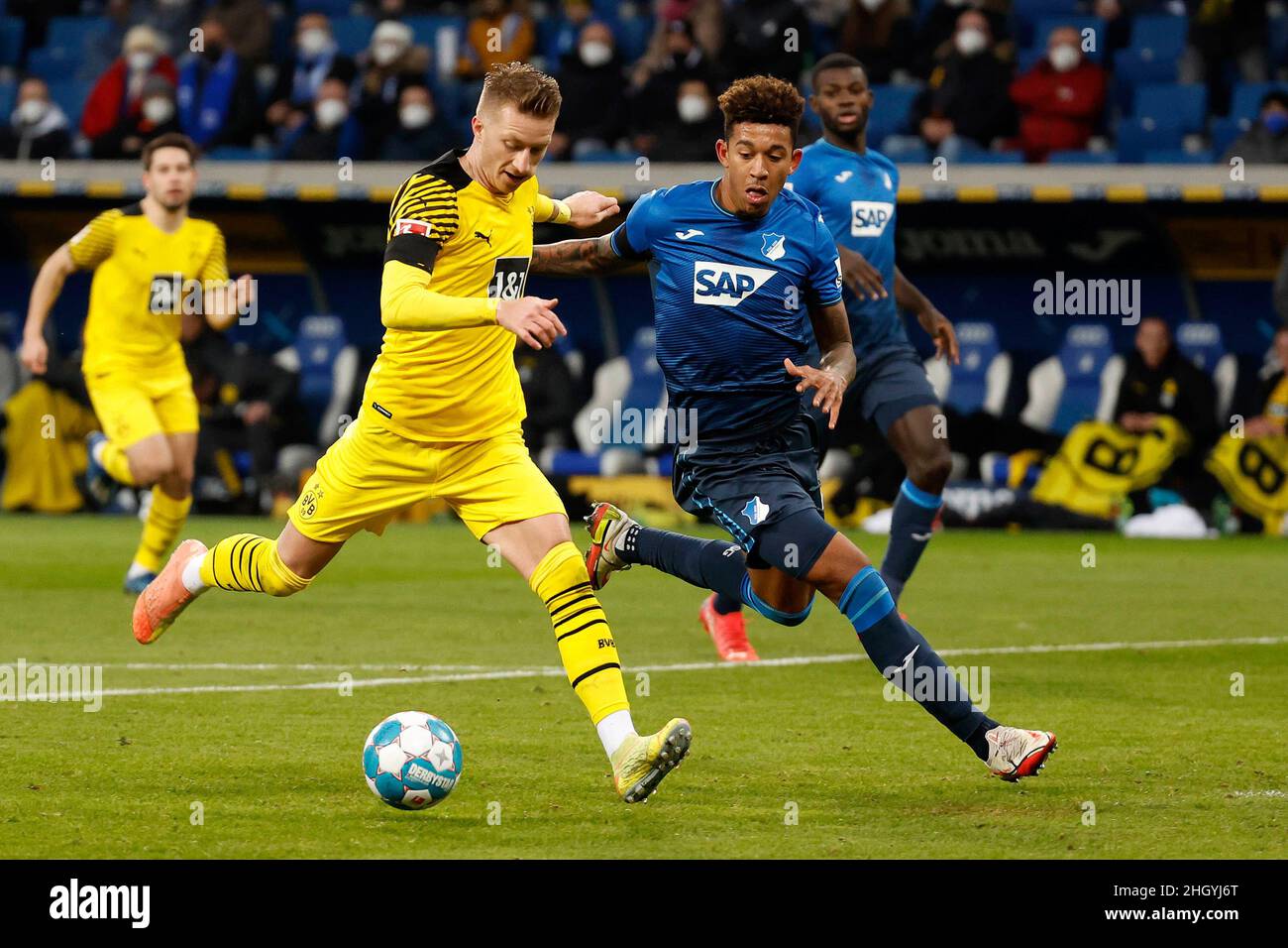 Hoffenheim. 23rd Januar 2022. Marco Reus (vorne L) aus Dortmund schießt beim Bundesliga-Fußballspiel der 1. Division zwischen der TSG 1899 Hoffenheim und Borussia Dortmund am 22. Januar 2022 in Hoffenheim. Quelle: Xinhua/Alamy Live News Stockfoto