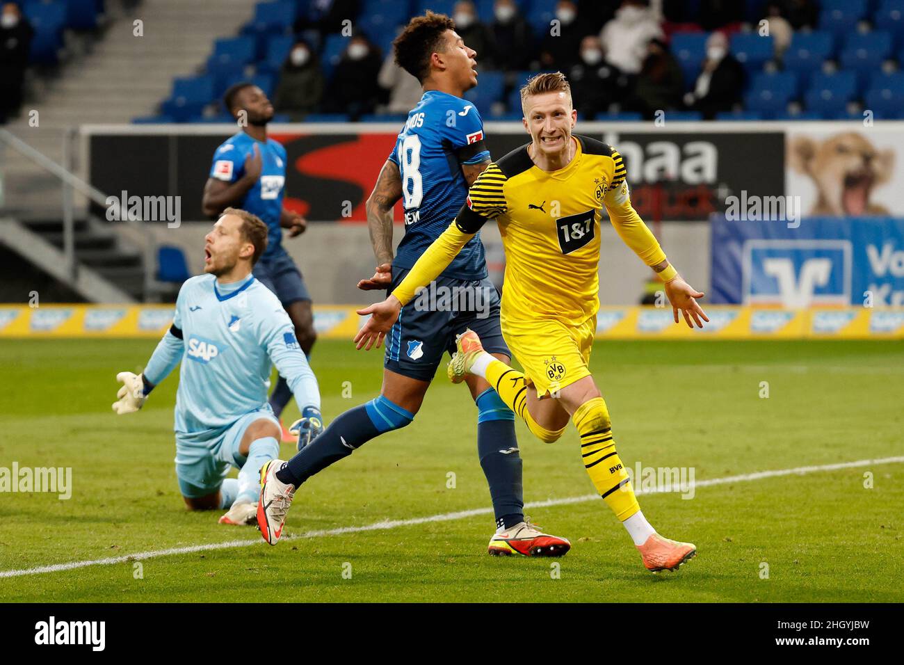 Hoffenheim. 23rd Januar 2022. Marco Reus (1st R) aus Dortmund feiert nach dem Treffer beim Bundesligaspiel der TSG 1899 Hoffenheim und Borussia Dortmund in Hoffenheim am 22. Januar 2022. Quelle: Xinhua/Alamy Live News Stockfoto