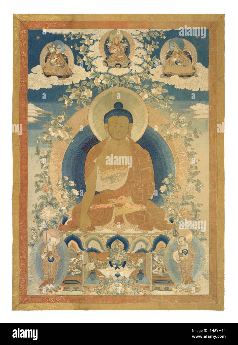 Buddha Shakyamuni mit Schülern China des frühen 18th. Jahrhunderts Diese atemberaubende Stickerei hängt im Auftrag des kaiserlichen Hofes Qing und zeigt buddhistische Bilder im tibetischen Stil. Der große zentrale Buddha sitzt auf einem Lotusthron, getragen von Löwen, mit seiner rechten Hand in erdberührender Mudra und seiner linken in Meditationsmudra. Die zwei kleinen Figuren davor sind die primären Schüler des Buddha: Der Jugendliche Ananda und der ältere Kashyapa. An der Spitze wird Tsongkhapa (1357–1419), der Gründer der Gelug-Schule des tibetischen Buddhismus, von zwei Schülern begleitet. Die ungewöhnlich zarte Stickerei zeigt sich erfolgreich Stockfoto