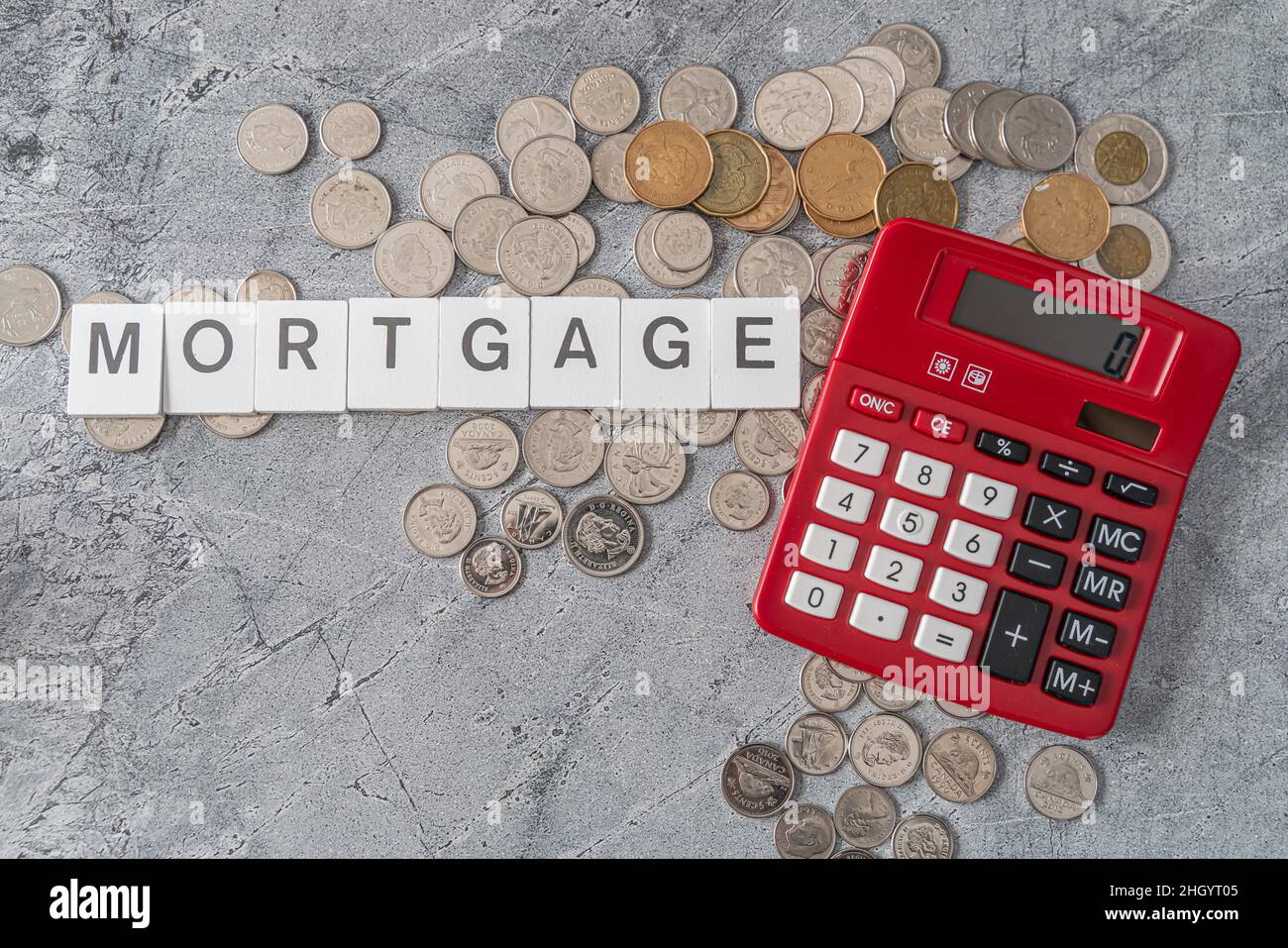 Roter Rechner mit Hypothekenschild - Haus Finanzierung Hypothek Konzept Stockfoto