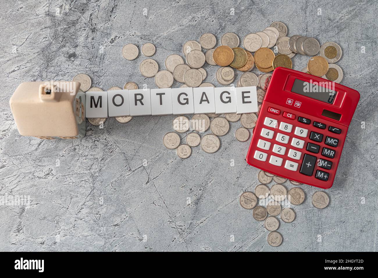 Roter Rechner mit Hypothekenschild - Haus Finanzierung Hypothek Konzept Stockfoto
