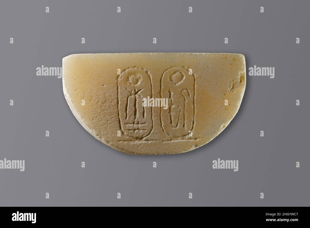 Halb-Kreis-Plakette ca. 1153–1147 v. Chr. Neues Königreich, Ramesside. Halb-Kreis-Plakette, ca. 1153–1147 V. CHR. Travertin (ägyptischer Alabaster). New Kingdom, Ramesside. Aus Ägypten, Oberägypten, Theben, Asasif, Tempel von Ramesses IV, Fundstätte, MMA-Ausgrabungen, 1935–36. Dynastie 19 Stockfoto