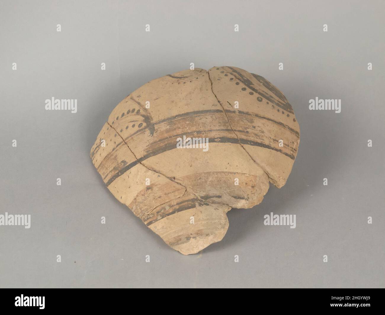 Vasenfragment ca. 1600–1450 v. Chr. Minoan vier Fragmente, verbunden, mit Folige und zwei breiten Bändern.. Vasenfragment. Minoan. Ca. 1600–1450 V. CHR. Terrakotta. Späte minoische I. Vasen Stockfoto