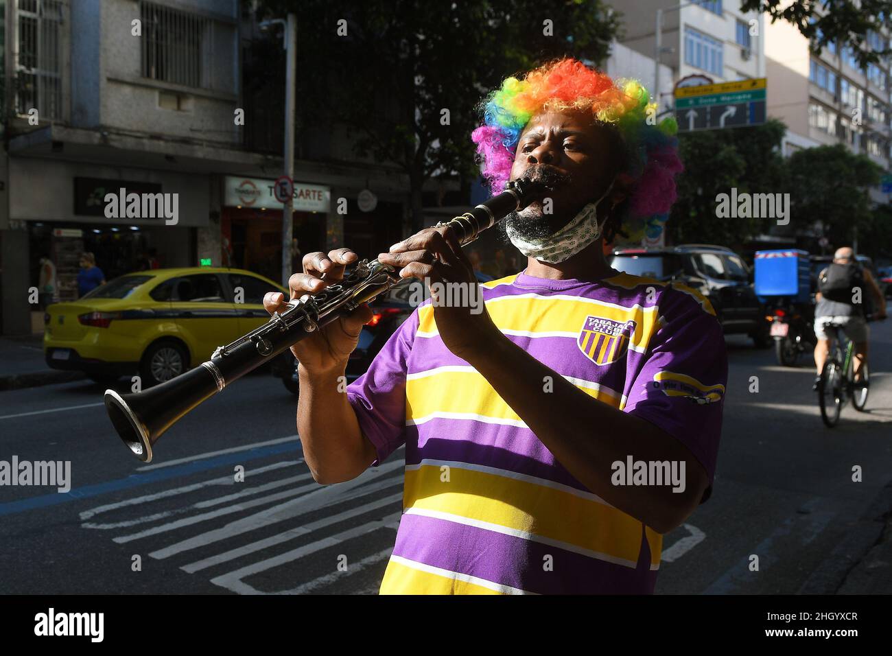 Rio de Janeiro, Brasilien,11. Mai 2021.Straßenkünstler spielt Saxophon im Stadtteil botafogo, im Süden der Stadt Rio de Janeiro. Stockfoto