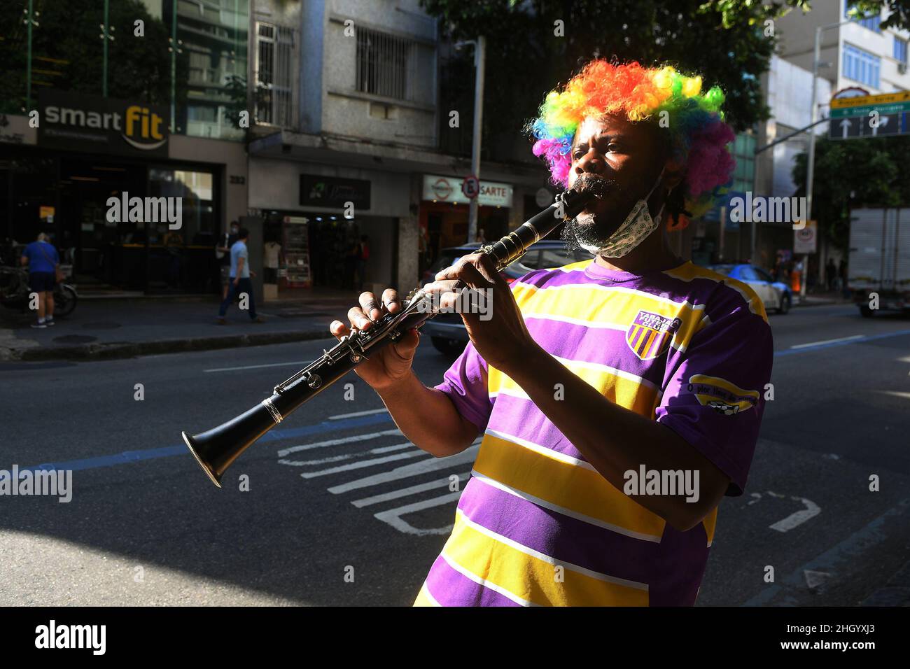 Rio de Janeiro, Brasilien,11. Mai 2021.Straßenkünstler spielt Saxophon im Stadtteil botafogo, im Süden der Stadt Rio de Janeiro. Stockfoto