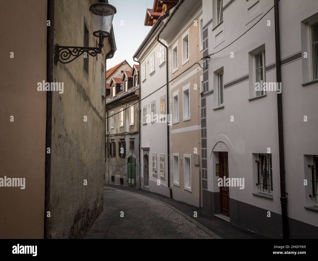 Bild einer typischen Straße aus dem Stadtzentrum von Ljubljana, Slowenien, bei der Catstle. Studentovska ulicastreet ist eine enge gepflasterte Fußgängerzone Stockfoto