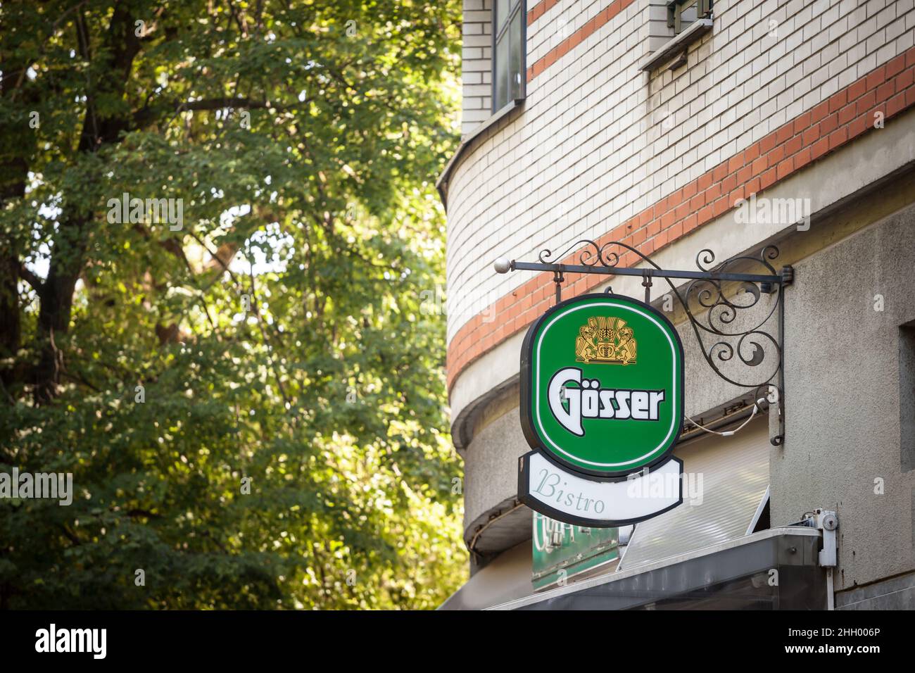 Bild eines Schildes mit dem Logo von Gosser Beer, aufgenommen in einem Café in Ljubljana, Slowenien. Gosser Bier ist die Hauptmarke der Goss Brauerei in Leoben, einer der Stockfoto