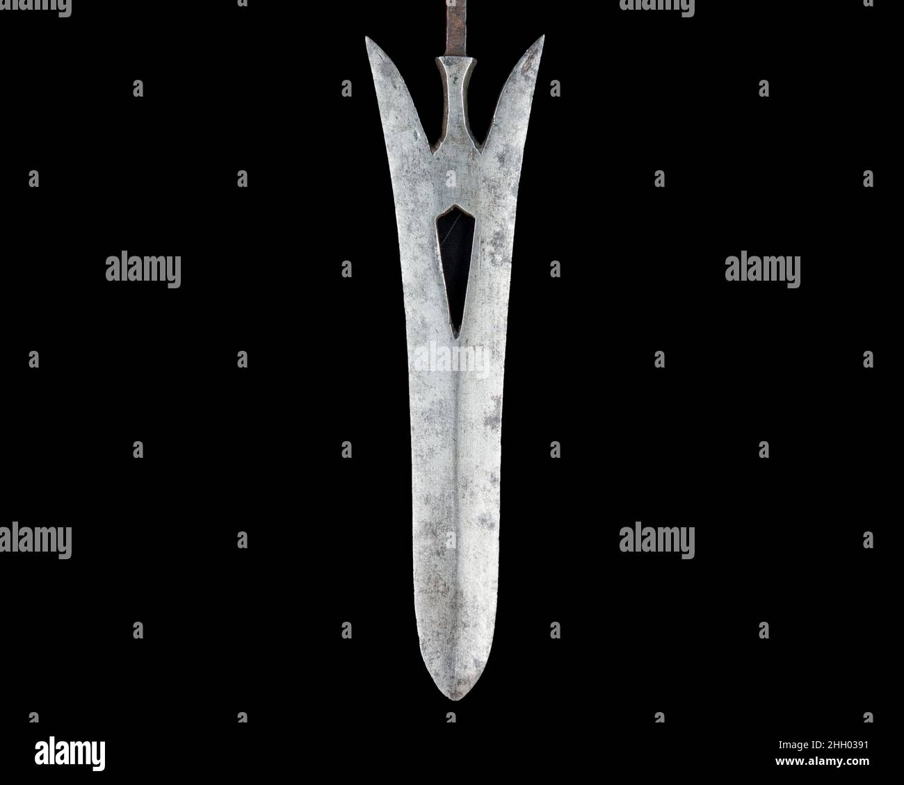 Arrowhead (Yanone) Japanisch des 16th.–19th. Jahrhunderts Obwohl japanische Krieger heute am meisten für ihre Schwertkunst bekannt sind, ist Bogenschießen, vor allem vom Pferderücken, seit Jahrhunderten ein wesentlicher Bestandteil der Samurai-Kriegsführung und -Kultur. Pfeile wurden mit unterschiedlich geformten Köpfen versehen, je nach ihrem Verwendungszweck im Krieg, bei der Jagd oder bei der Zielübung. Diese Pfeilspitze und andere mögen sie auch in der Sammlung des Metropolitan Museums (gem. nrn. 32.75.489, .494, .503, .506, .519, .562, .586, .591, .614, .657, .658, .659) wurden für den Einsatz auf dem Schlachtfeld gemacht, mit verschiedenen Designs für spezialisierte bestimmt Stockfoto