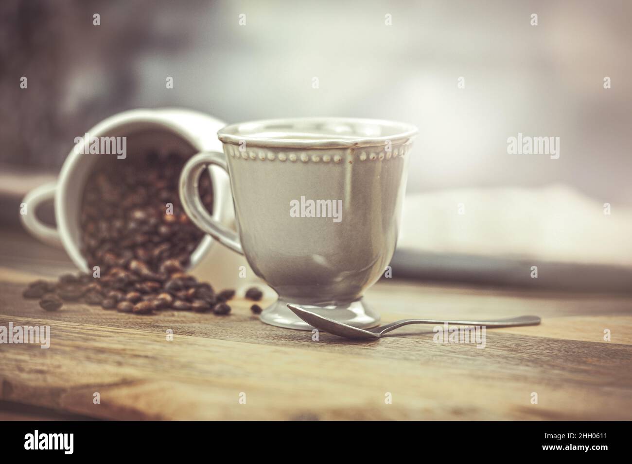 Coffee Love Scenery: Eine Tasse Kaffee vor Kaffeebohnen Stockfoto