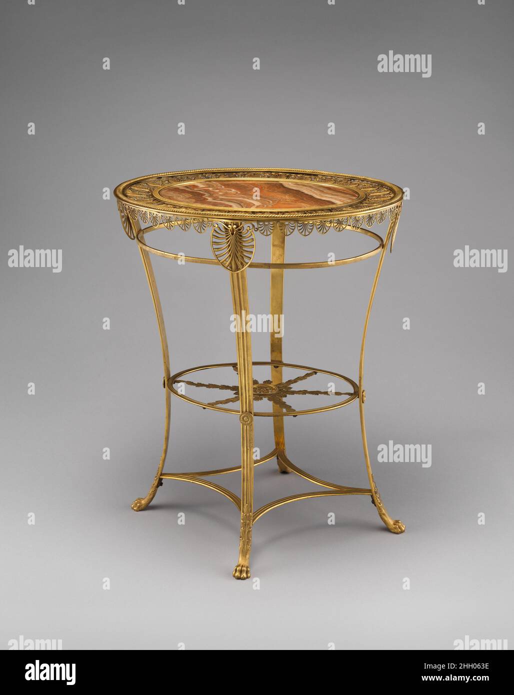 Guéridon Ca. 1810 Werner & Mieth, Berlin dieser Tisch ist ein Meisterwerk der Berliner Firma Werner & Mieth (Partnerschaft von Christian Gottlob Werner und Gottfried Mieth), einer der großen Kunstgießereien der Zeit des europäischen Neoklassizismus. Die Produktion des Unternehmens umfasste Möbel und Kamine sowie Tischdekorationen, die nicht nur von deutschen Königsgäuern und Adelshäusern erworben, sondern auch nach Holland und bis nach Konstantinopel geliefert wurden. Als Mitglieder der Akademie der Künste stellten Werner & Mieth in den jährlichen Ausstellungen von 1786 aus. Ihre Fabrik wurde vor 1792 auf der Leipziger S gegründet Stockfoto