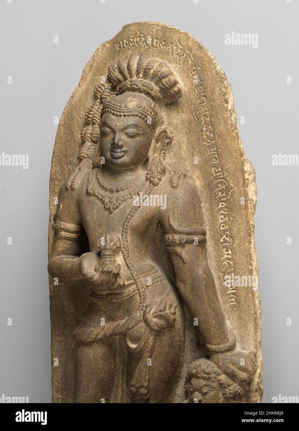 Vajrapani, der Thunderbolt-tragende Bodhisattva 7th–Anfang des 8th. Jahrhunderts Ostindien (Bihar, wahrscheinlich Nalanda) Dies ist eine seltene Darstellung des buddhistischen Retters Vajrapani aus dem 7. Jahrhundert oder kurz danach. Vajrapani, der „Halter eines Gewitters“ (Vajra), teilt seine Herkunft mit der vedischen Gottheit Indra, dem gott der Stürme. Früh in der buddhistischen Ikonographie nahm das Donnerkolben-Zepter eine unabhängige Bedeutung an, die mit der Klarheit des reinen Denkens verbunden ist, das zur Erleuchtung führt. Vajrapani steht gebeugt und hält den Vajra in seiner erhobenen Hand, der andere ruht auf dem Zwergbegleiter mit einer Keule-Axt, die s Stockfoto