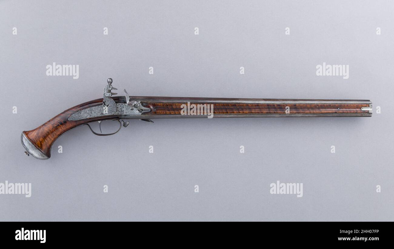 Flintlock Wender Pistole ca. 1650 Claude Cunet Diese Pistole ist ein seltenes und gut erhaltenes Beispiel für die Wender-Konstruktion, eine neue Form der drehenden, mehrgeschossigen Schusswaffe, die Mitte des 17. Jahrhunderts in Frankreich und Holland auftauchte. Es wurde von Claude Cunet aus Lyon hergestellt, einem der bedeutendsten französischen Waffenhersteller der Zeit, der außerhalb von Paris arbeitete. Es ist bemerkenswert für seine eleganten Proportionen, knackige Verarbeitung und überlegene Qualität der Gravur.. Flintlock-Wender-Pistole. Französisch, Lyon. Ca. 1650. Holz, Stahl, Eisen. Lyon. Schusswaffen-Pistols-Flintlock Stockfoto