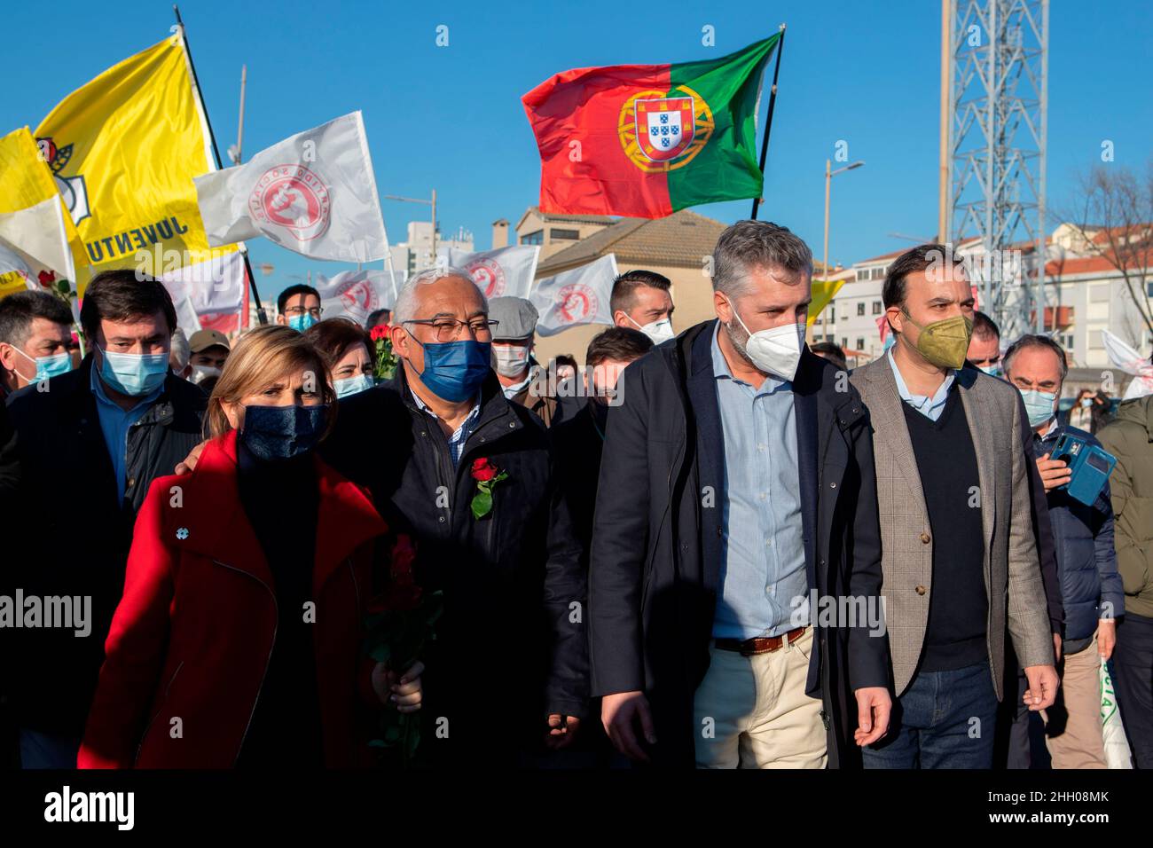 Porto, Portugal. 22nd Januar 2022. António Costa (2nd l) und Pedro Nuno Santos (2nd R) während der Kundgebung.Straßenkundgebung der Sozialpartei (PS) in der Küstenstraße von Espinho mit António Costa und Pedro Nuno Santos. Kredit: SOPA Images Limited/Alamy Live Nachrichten Stockfoto