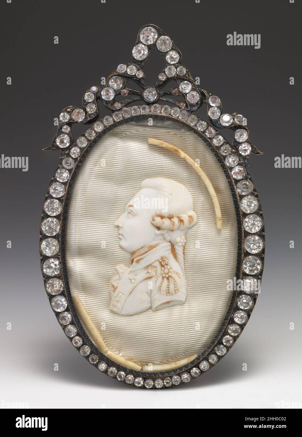 Marie-Joseph Paul Yves Roch Gilbert du Motier, Marquis de Lafayette (1757–1834) Französisch des 18th. Jahrhunderts. Marie-Joseph Paul Yves Roch Gilbert du Motier, Marquis de Lafayette (1757–1834). Französisch. 18th Jahrhundert. Büste: Elfenbein; Hintergrund: Weiße Moiré-Seide; Rahmen: Silber mit 90 Brillanten. Skulptur-Miniatur Stockfoto