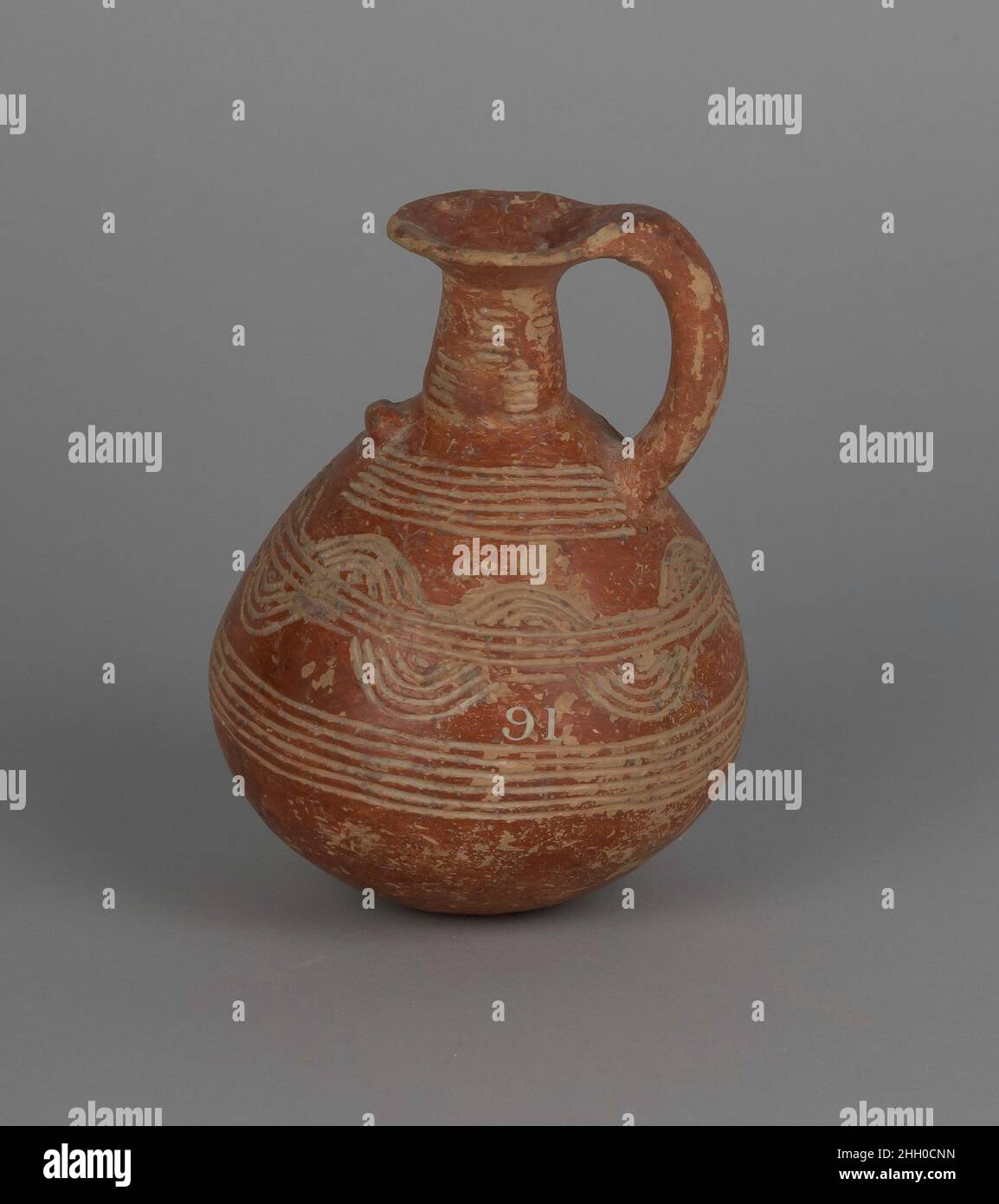 Juglet 2500–1900 v. Chr. zypriotische einhandige mit parallelen Linien und Halbkreisen über und unter.. Krug. Zypern. 2500–1900 V. CHR. Terrakotta. Frühe Zyperns. Vasen Stockfoto