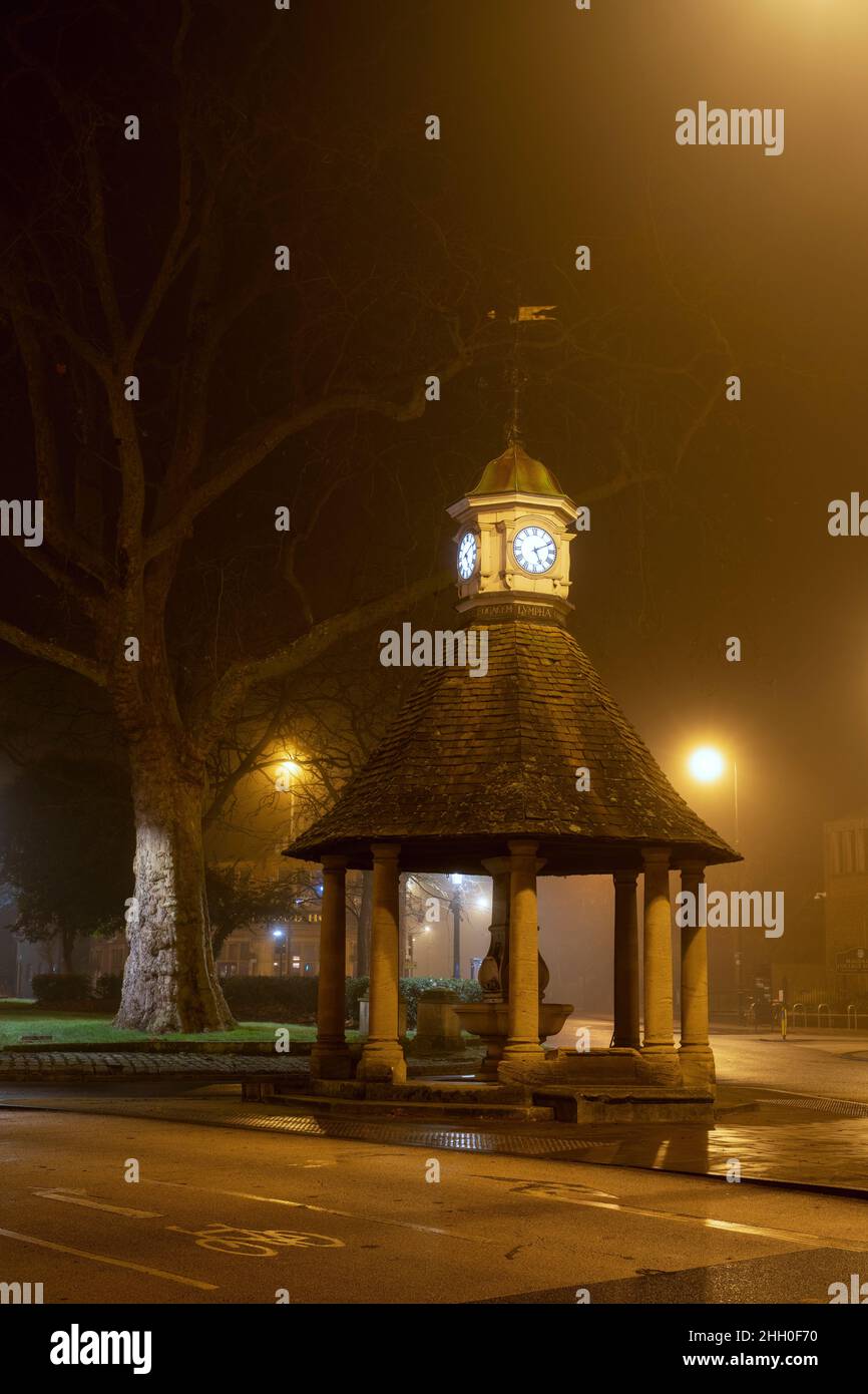 Victoria-Brunnen auf dem Plain-Kreisverkehr im frühen Morgennebel im januar. Oxford, Oxfordshire, England Stockfoto