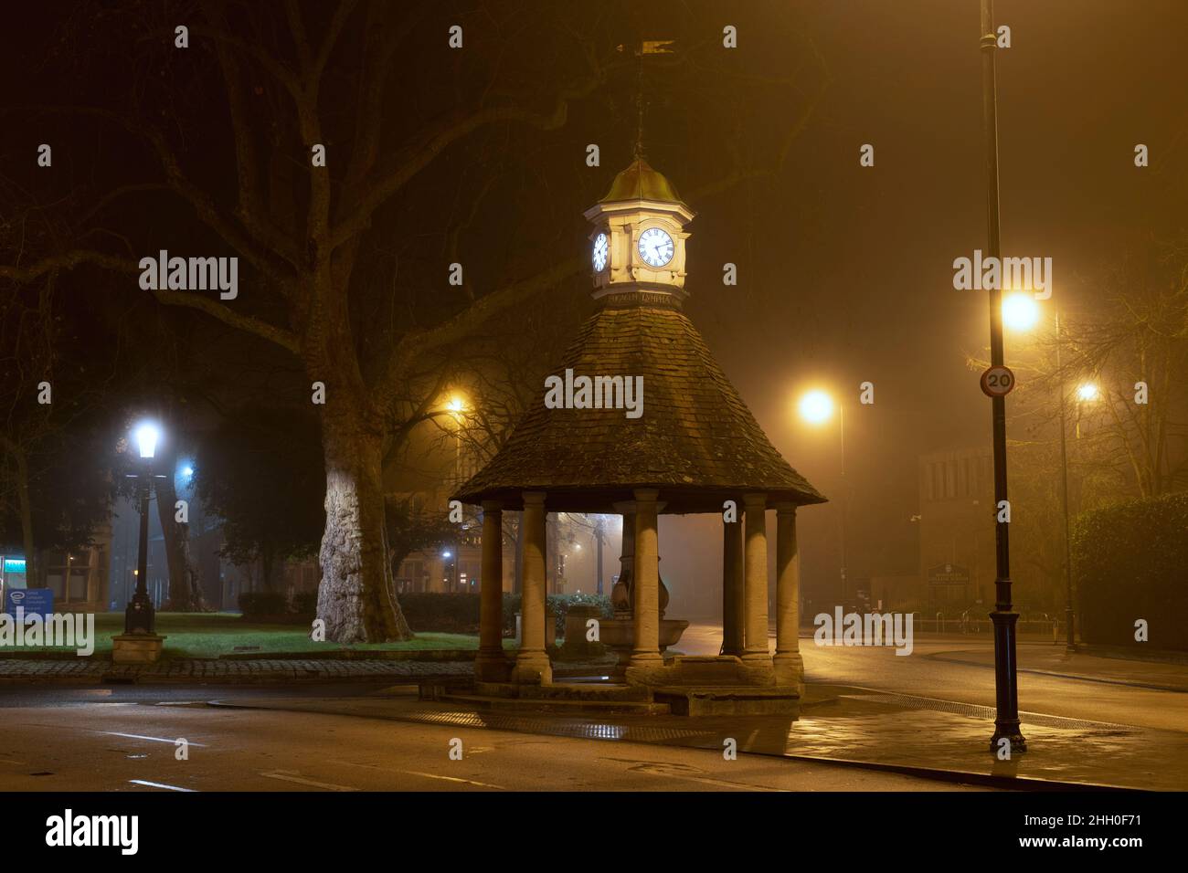 Victoria-Brunnen auf dem Plain-Kreisverkehr im frühen Morgennebel im januar. Oxford, Oxfordshire, England Stockfoto