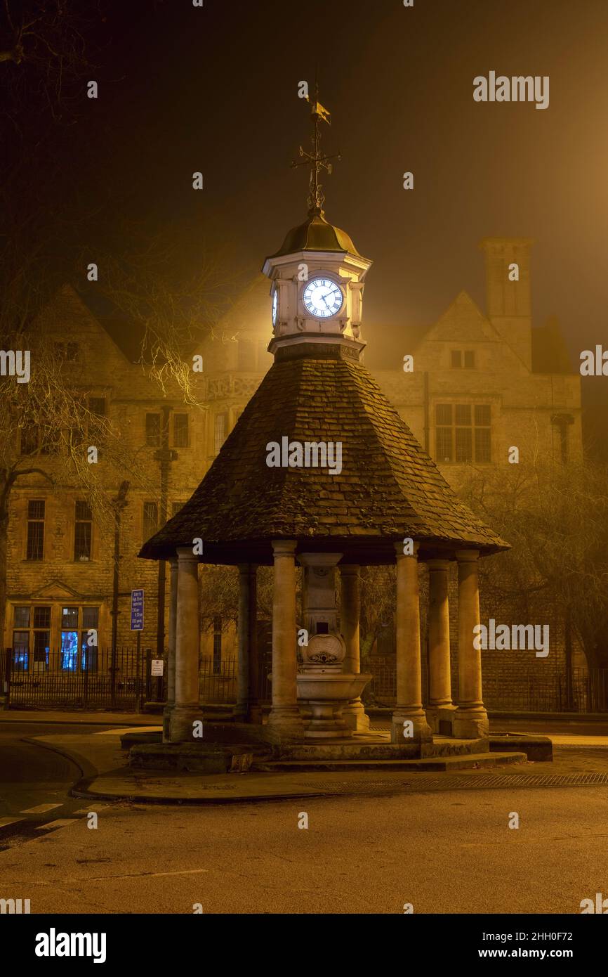 Victoria-Brunnen auf dem Plain-Kreisverkehr im frühen Morgennebel im januar. Oxford, Oxfordshire, England Stockfoto