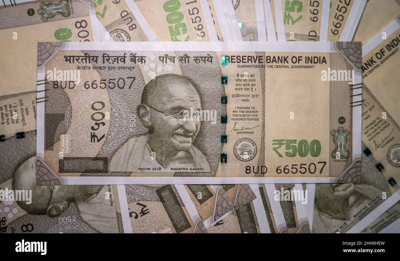 Nahaufnahme eines Stapels mit fünfhundert Rupien indischen Währungsscheinen. Stockfoto